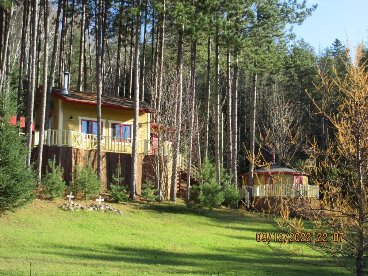 La Maison Sous Les Arbres Saint Roch de Mekinac Bagian luar foto