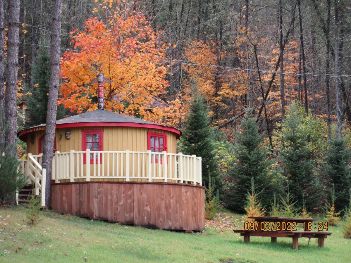 La Maison Sous Les Arbres Saint Roch de Mekinac Bagian luar foto