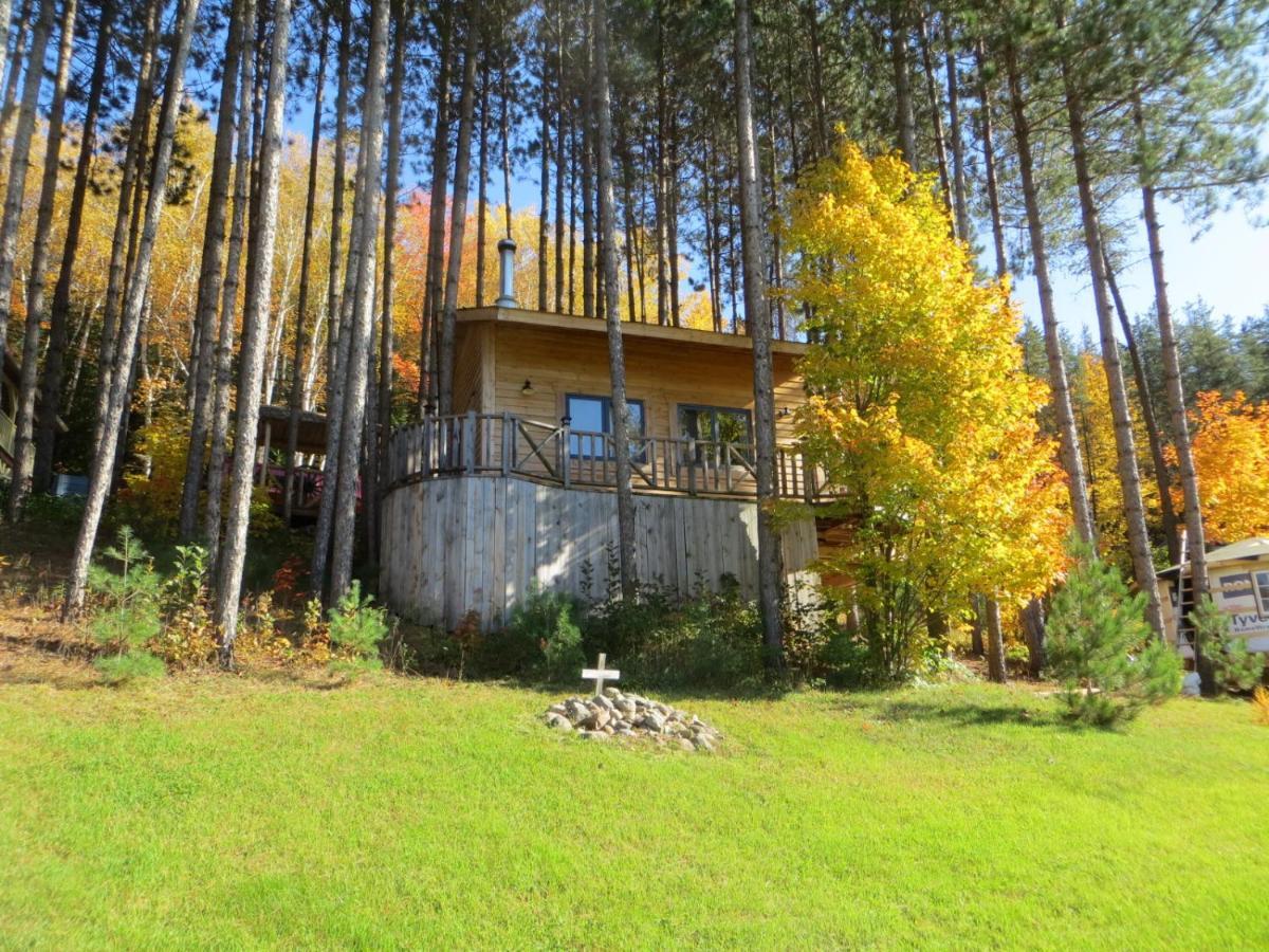 La Maison Sous Les Arbres Saint Roch de Mekinac Bagian luar foto